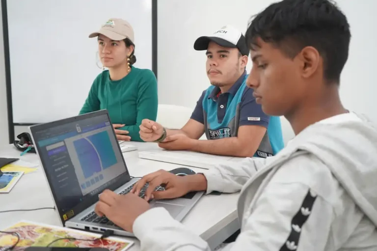 Especialistas en ingeniería ambiental analizando propuestas conjuntas.