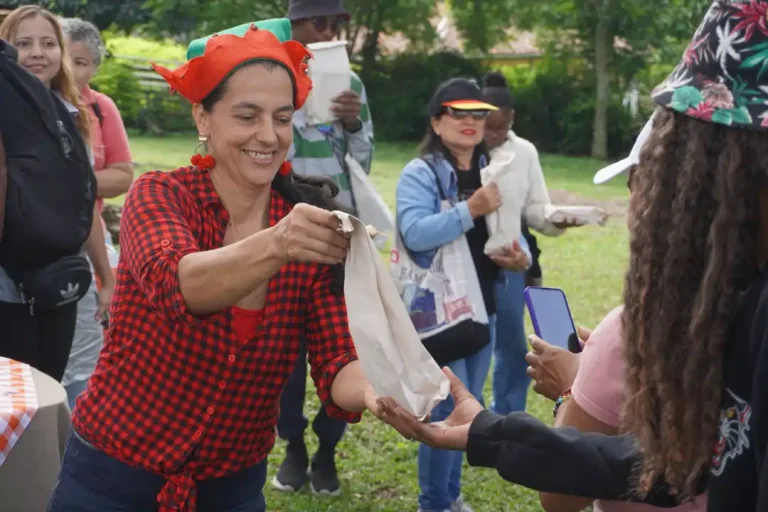 Mujeres voluntarias apoyando el desarrollo comunitario sostenible.