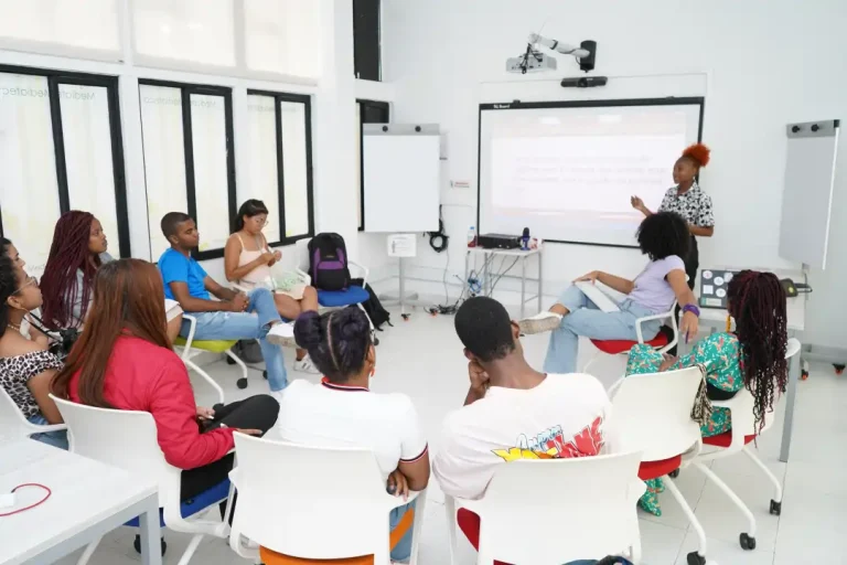 Estudiantes en un taller práctico de formulación de proyectos.